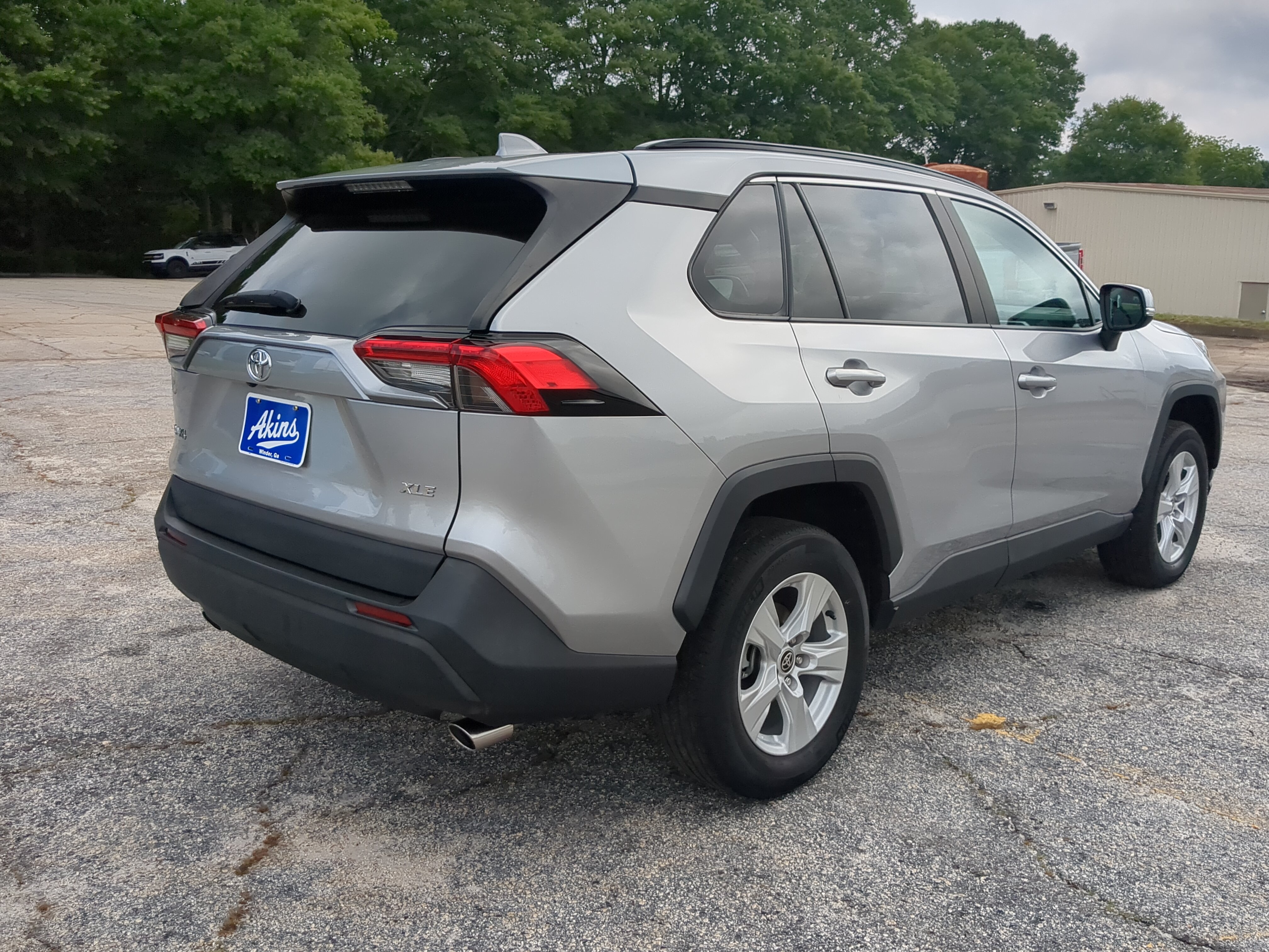 Used 2021 Toyota RAV4 XLE w/ Convenience Package FWD image 3