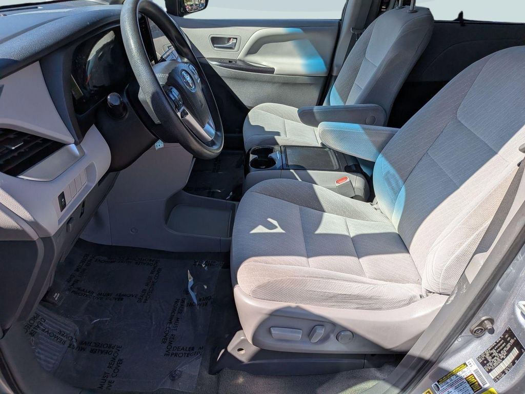 Used 2017 Toyota Sienna LE AWD/4WD image 19