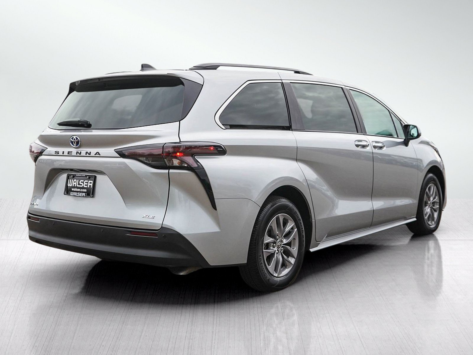 Used 2025 Toyota Sienna XLE w/ XLE Plus Package AWD/4WD image 5