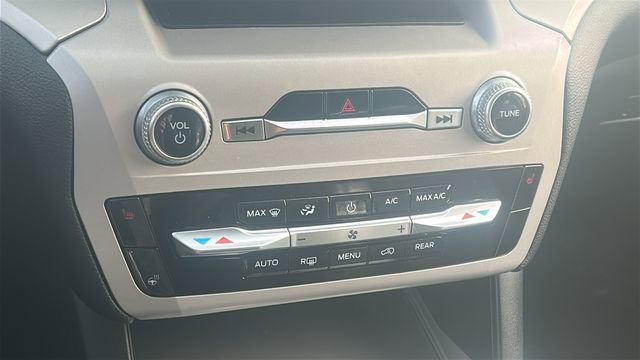 Used 2023 Ford Explorer XLT image 30