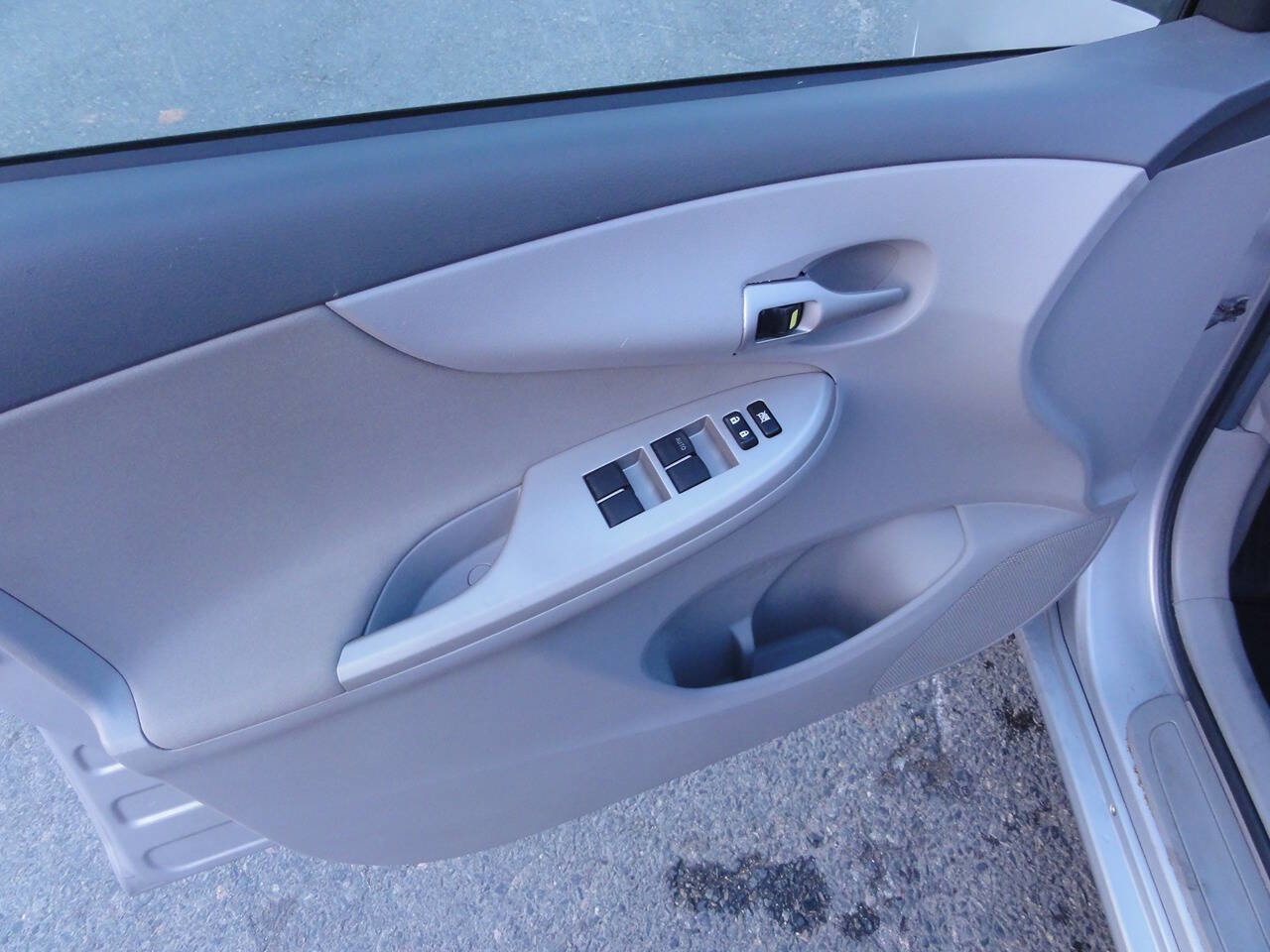 Used 2010 Toyota Corolla LE image 11