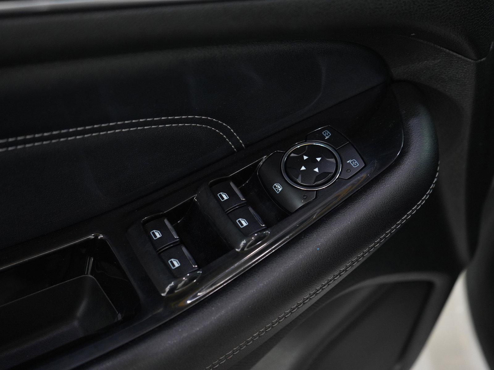 Used 2015 Ford Edge Titanium w/ Equipment Group 302A AWD/4WD image 20