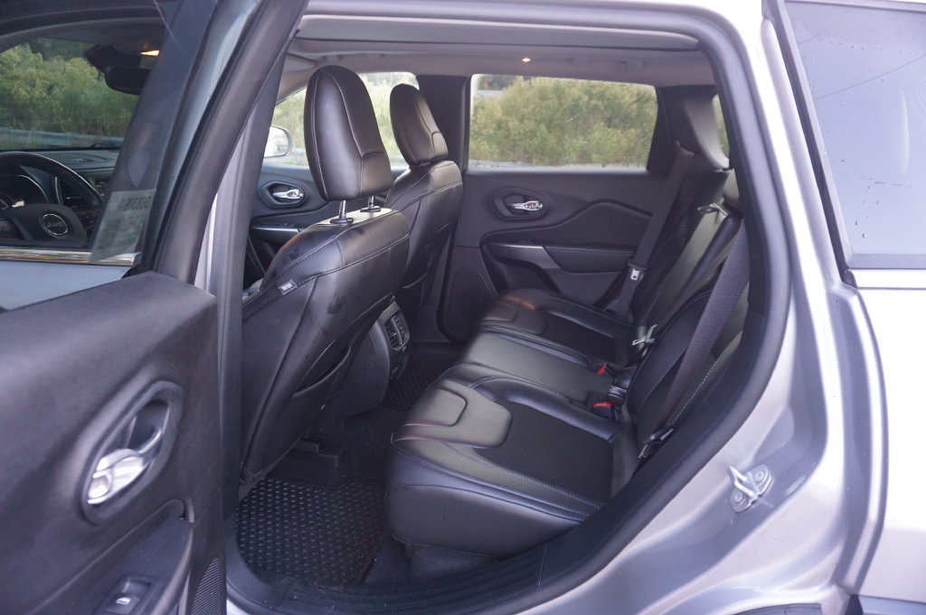 Used 2020 Jeep Cherokee Latitude Plus w/ Comfort/Convenience Group AWD/4WD image 15