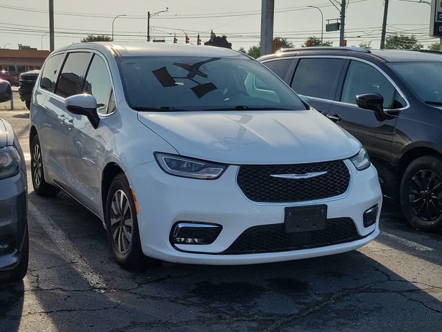 Used 2023 Chrysler Pacifica Touring-L FWD image 2