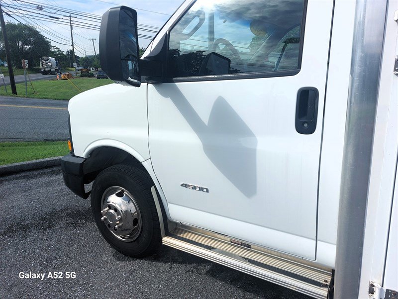 Used 2017 Chevrolet Express 4500 image 9
