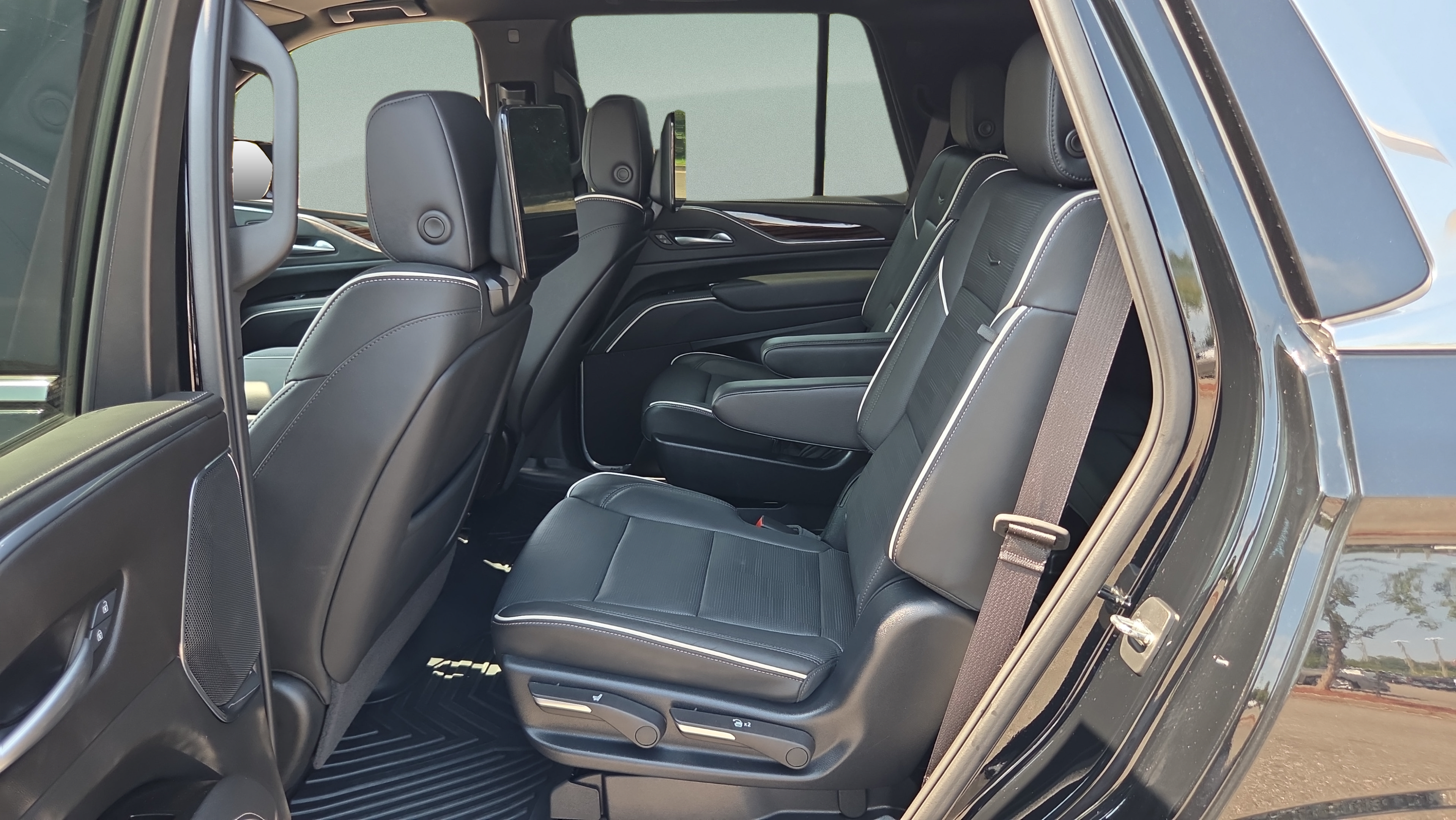 Used 2024 Cadillac Escalade Premium Luxury w/ Performance Package AWD/4WD image 10