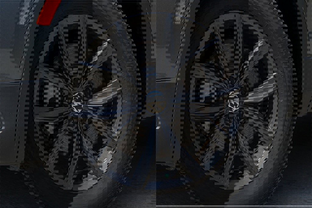 Used 2022 Volkswagen Tiguan SE image 2