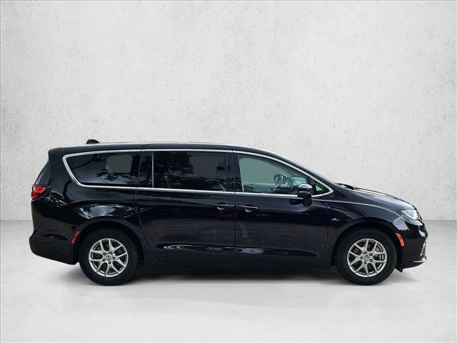 Used 2024 Chrysler Pacifica Touring-L FWD image 4