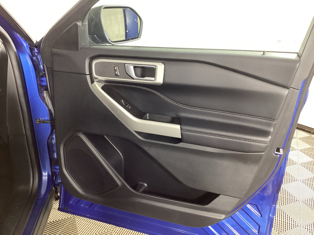 Used 2022 Ford Explorer XLT w/ Equipment Group 202A image 8