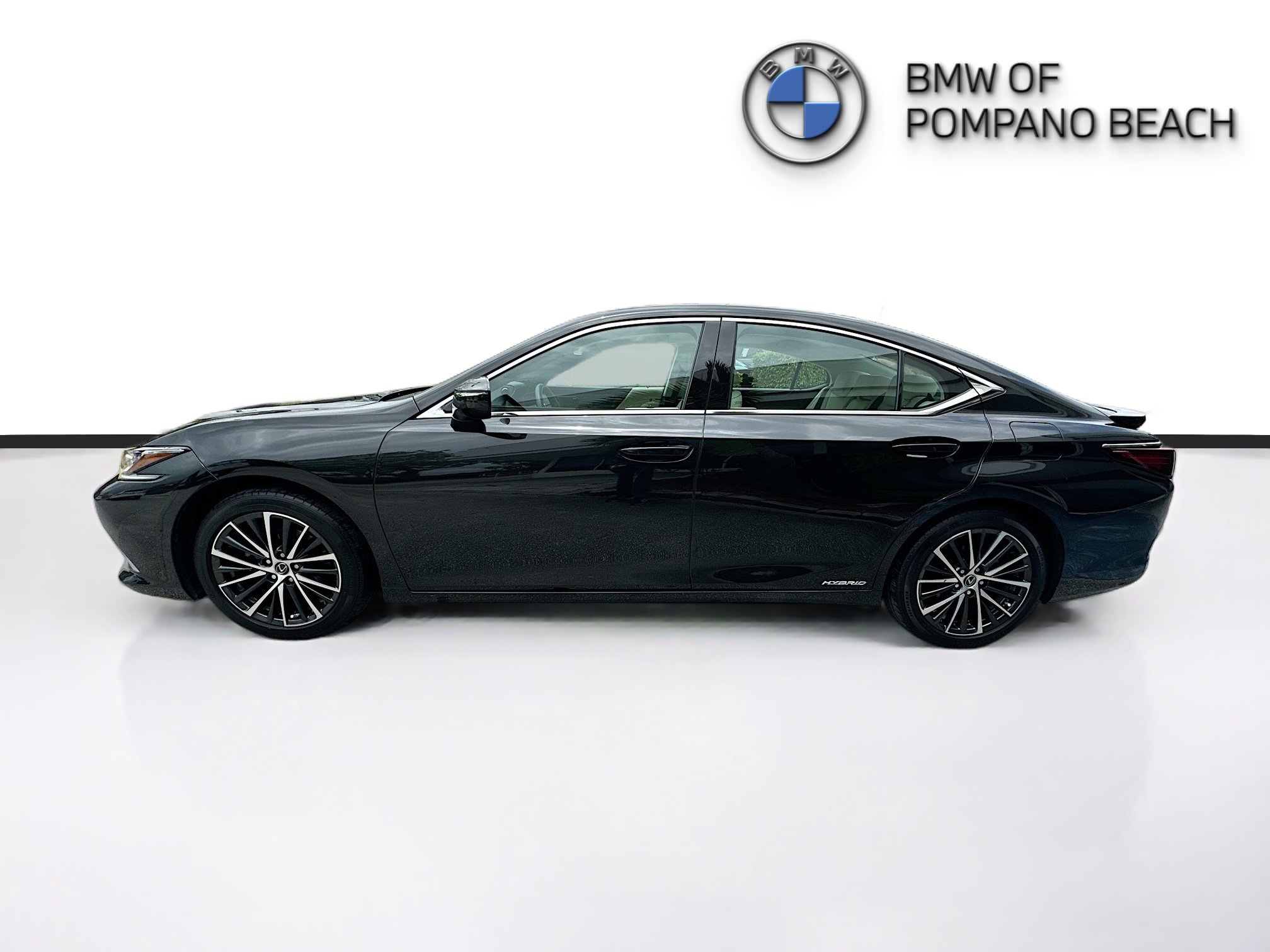 Used 2022 Lexus ES 300h w/ Premium Package FWD image 4