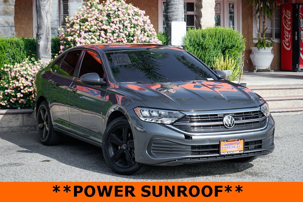 Used 2022 Volkswagen Jetta SE image 2