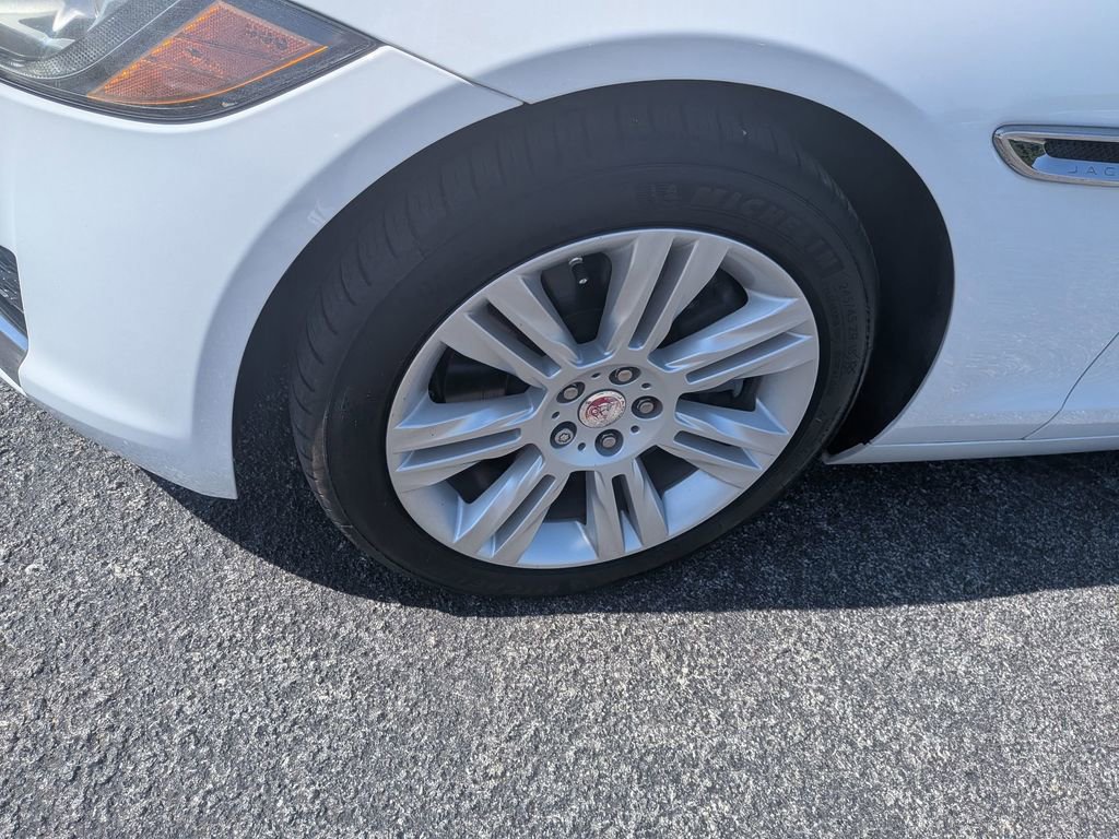 Used 2016 Jaguar XF Premium RWD image 10