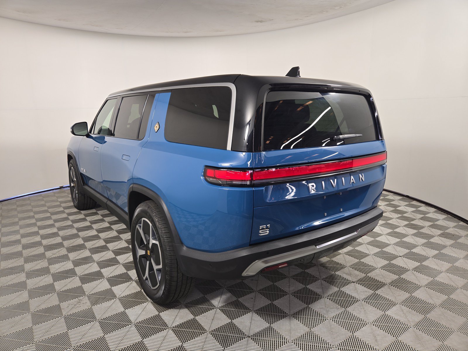 Used 2024 Rivian R1S Adventure AWD/4WD image 3