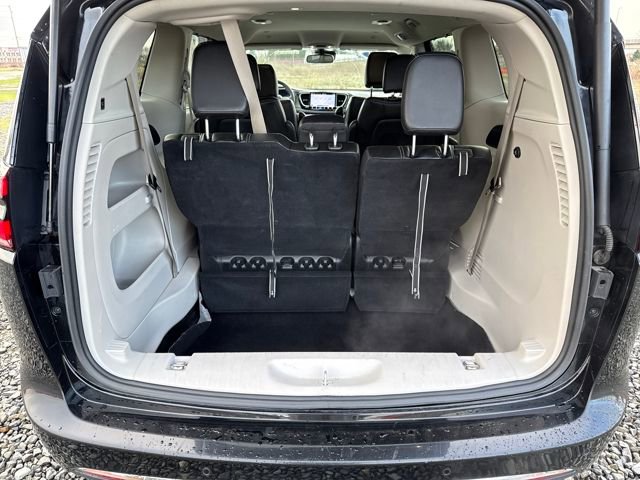 Used 2024 Chrysler Pacifica Touring-L image 13