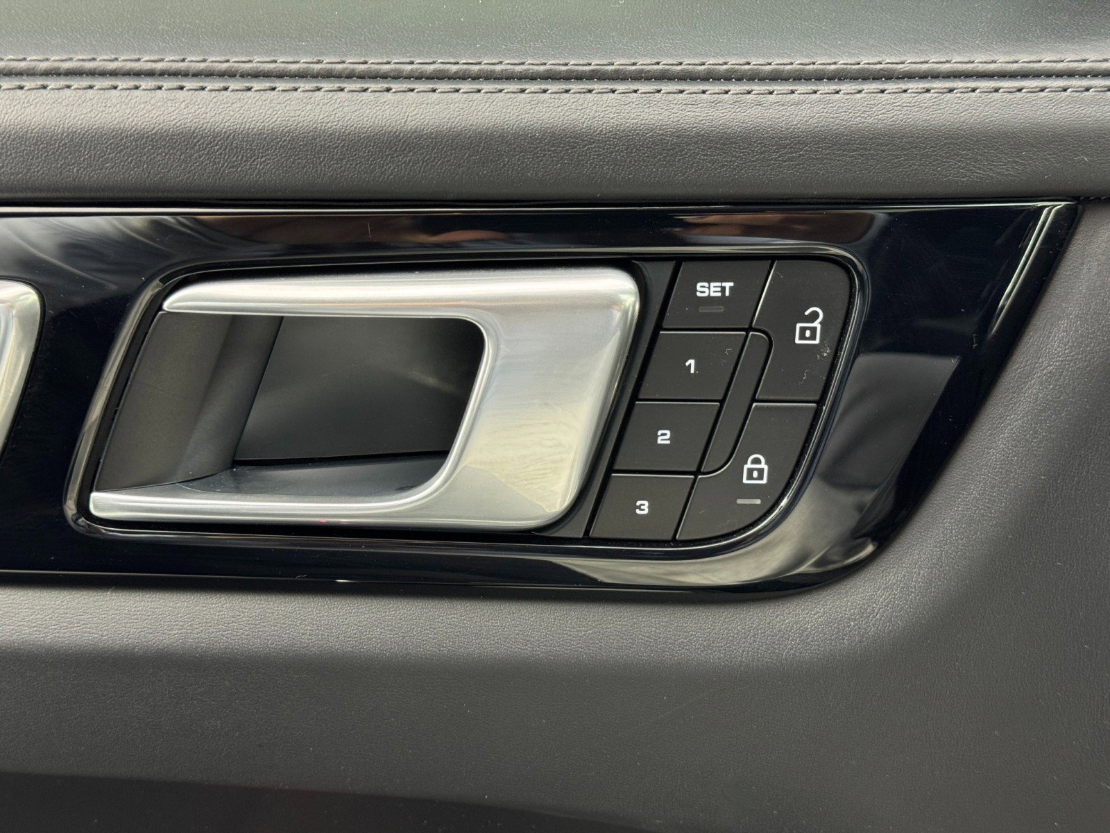 Used 2022 Porsche Cayenne Turbo S image 17