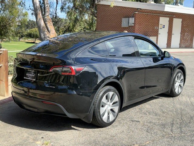 Used 2022 Tesla Model Y Long Range AWD/4WD image 2