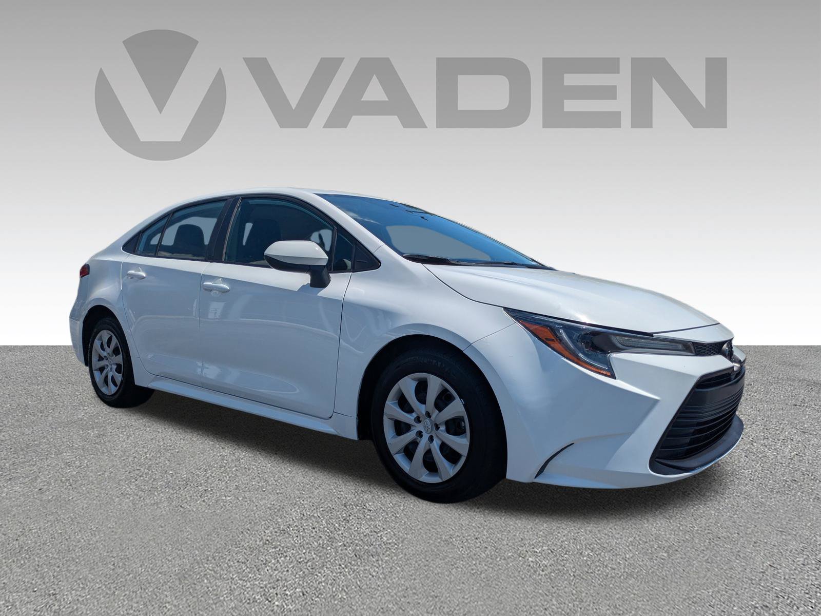 Used 2025 Toyota Corolla LE FWD image 3