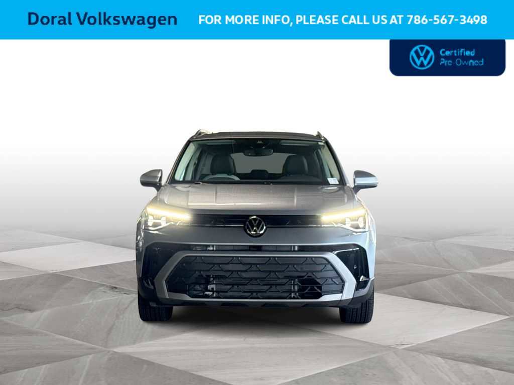 Used 2025 Volkswagen Taos SE FWD image 3