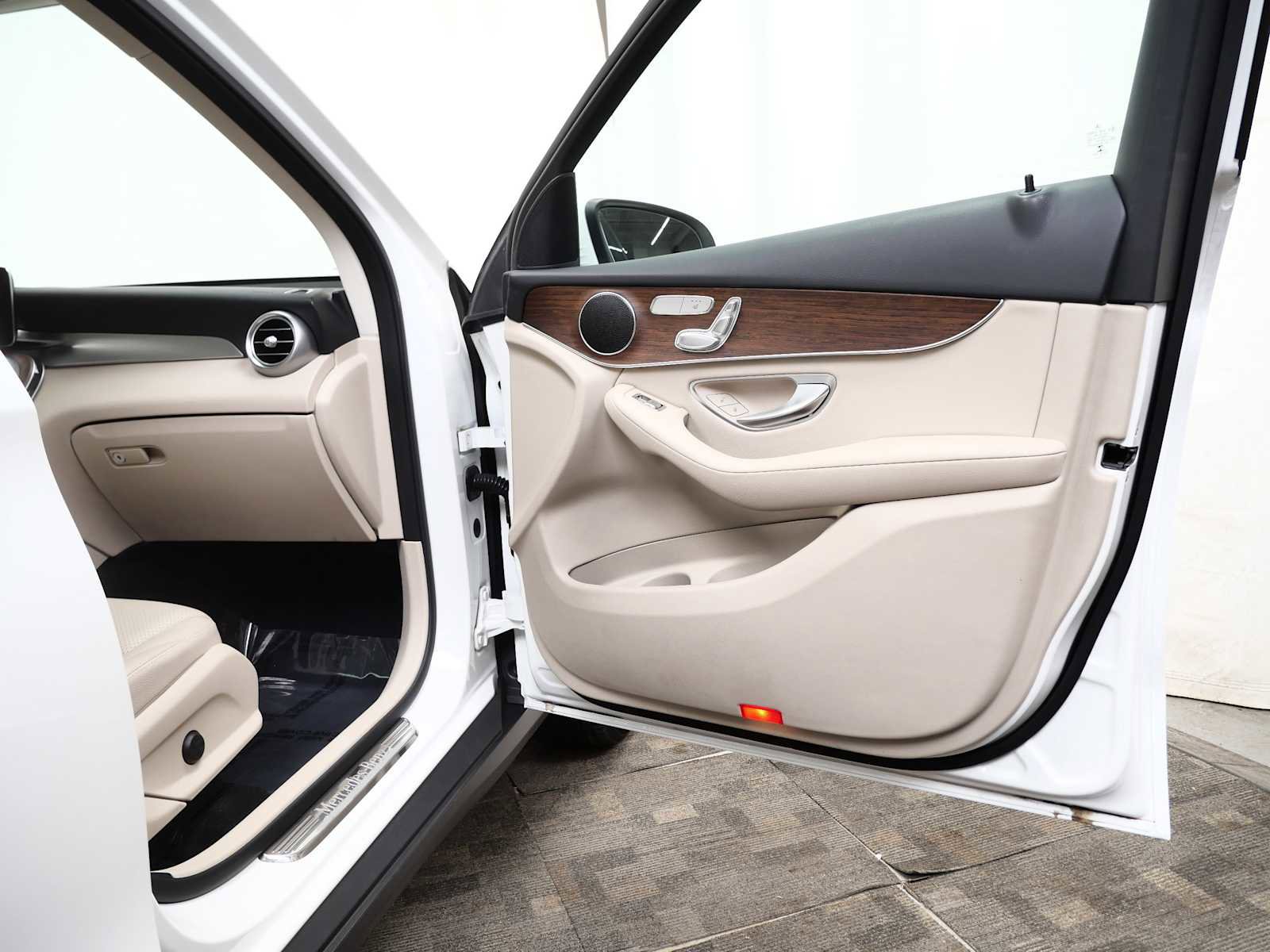 Used 2022 Mercedes-Benz GLC 300 4MATIC image 11