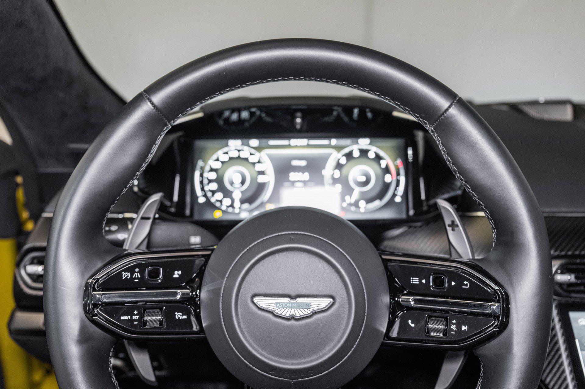 Used 2025 Aston Martin V8 Vantage Coupe image 11