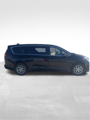 Used 2025 Chrysler Pacifica Select