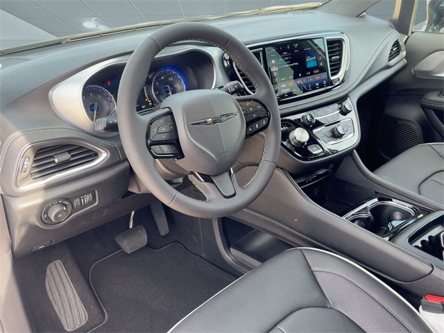 New 2026 Chrysler Pacifica Limited w/ Uconnect Theater Family Group image 4