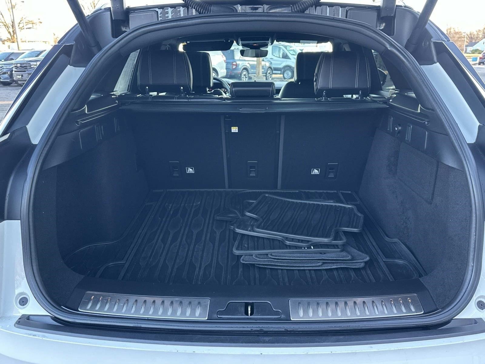 Used 2018 Land Rover Range Rover Velar R-Dynamic HSE image 8