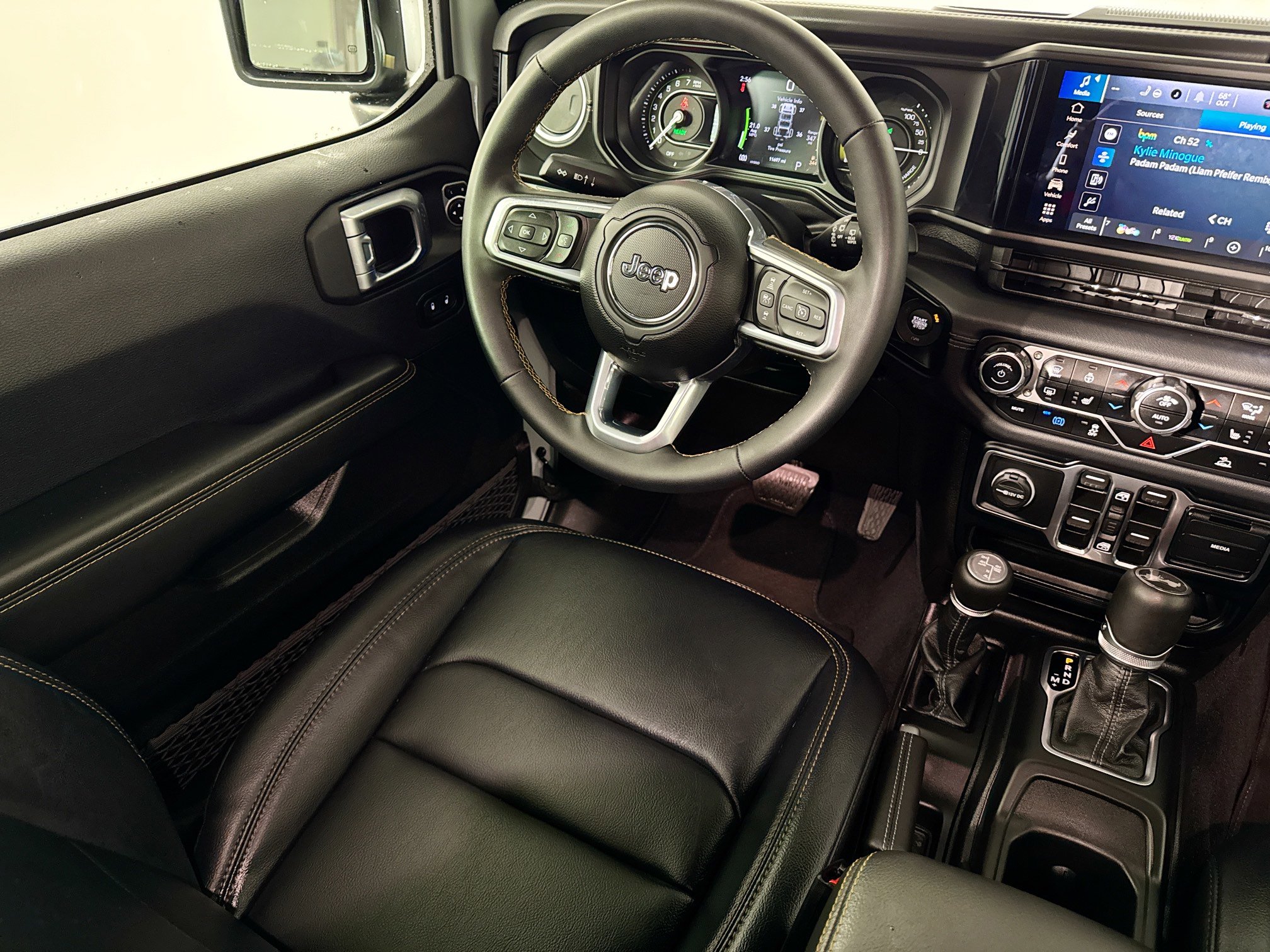Used 2024 Jeep Wrangler Sahara image 28