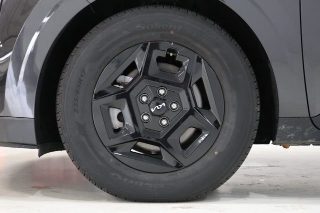 Used 2025 Kia Carnival image 11