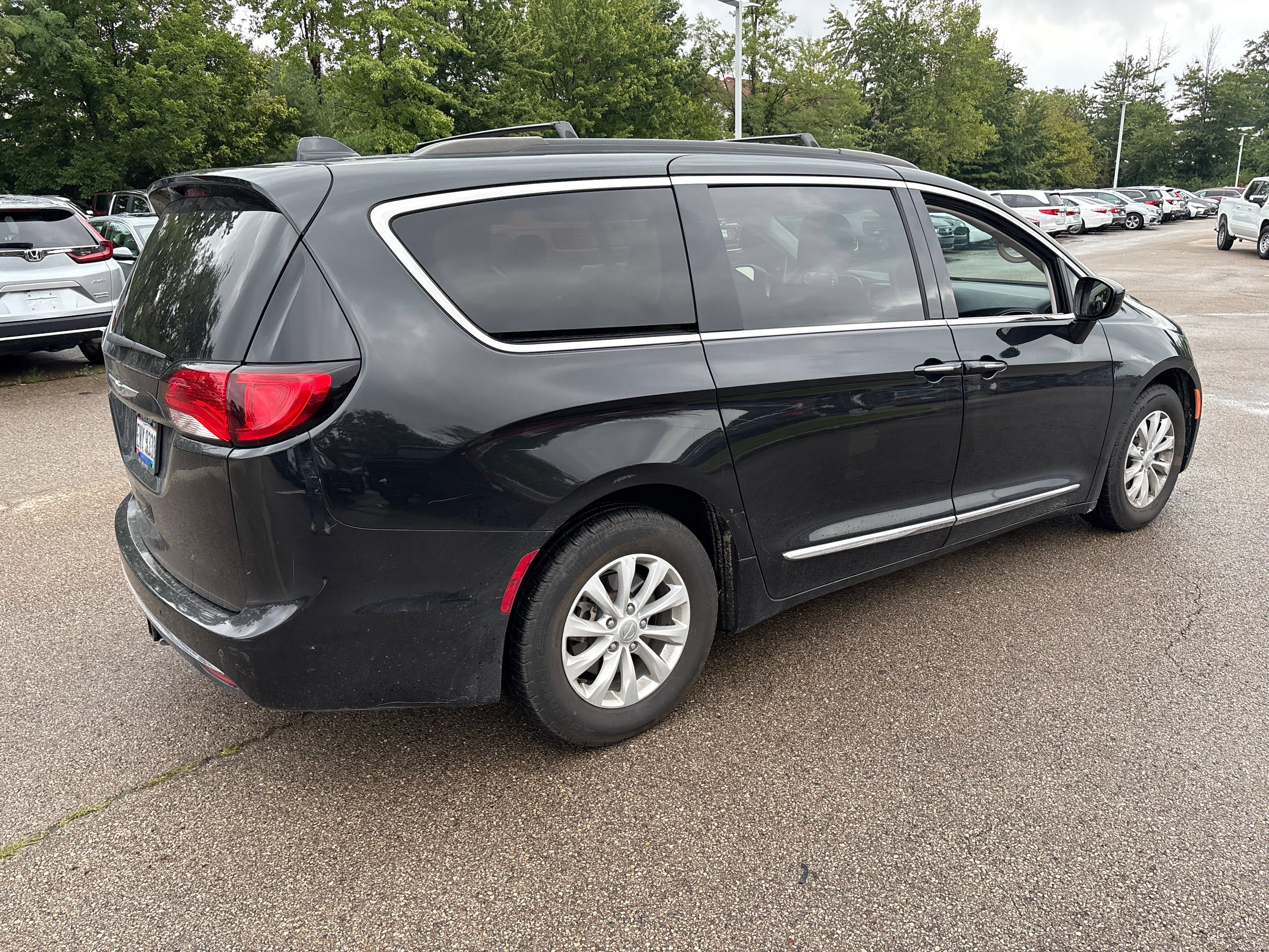Used 2017 Chrysler Pacifica Touring-L FWD image 24