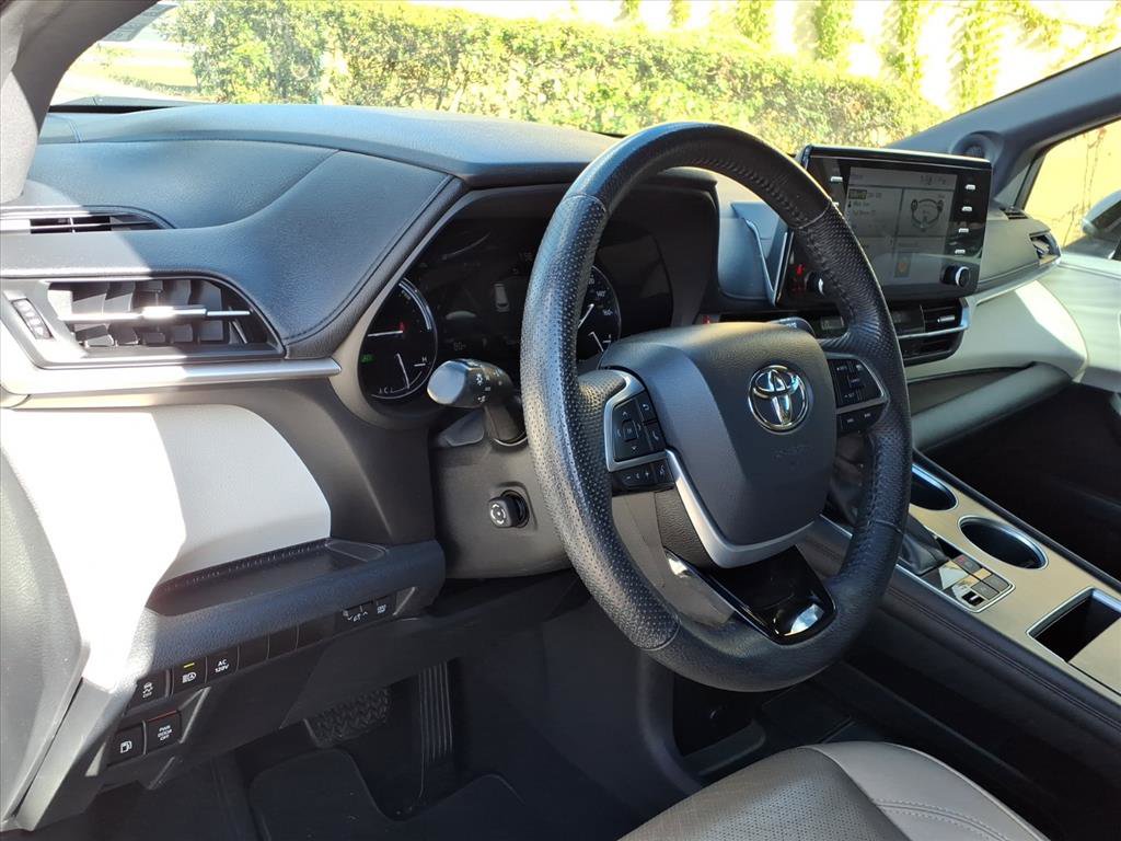 Used 2022 Toyota Sienna Limited image 13