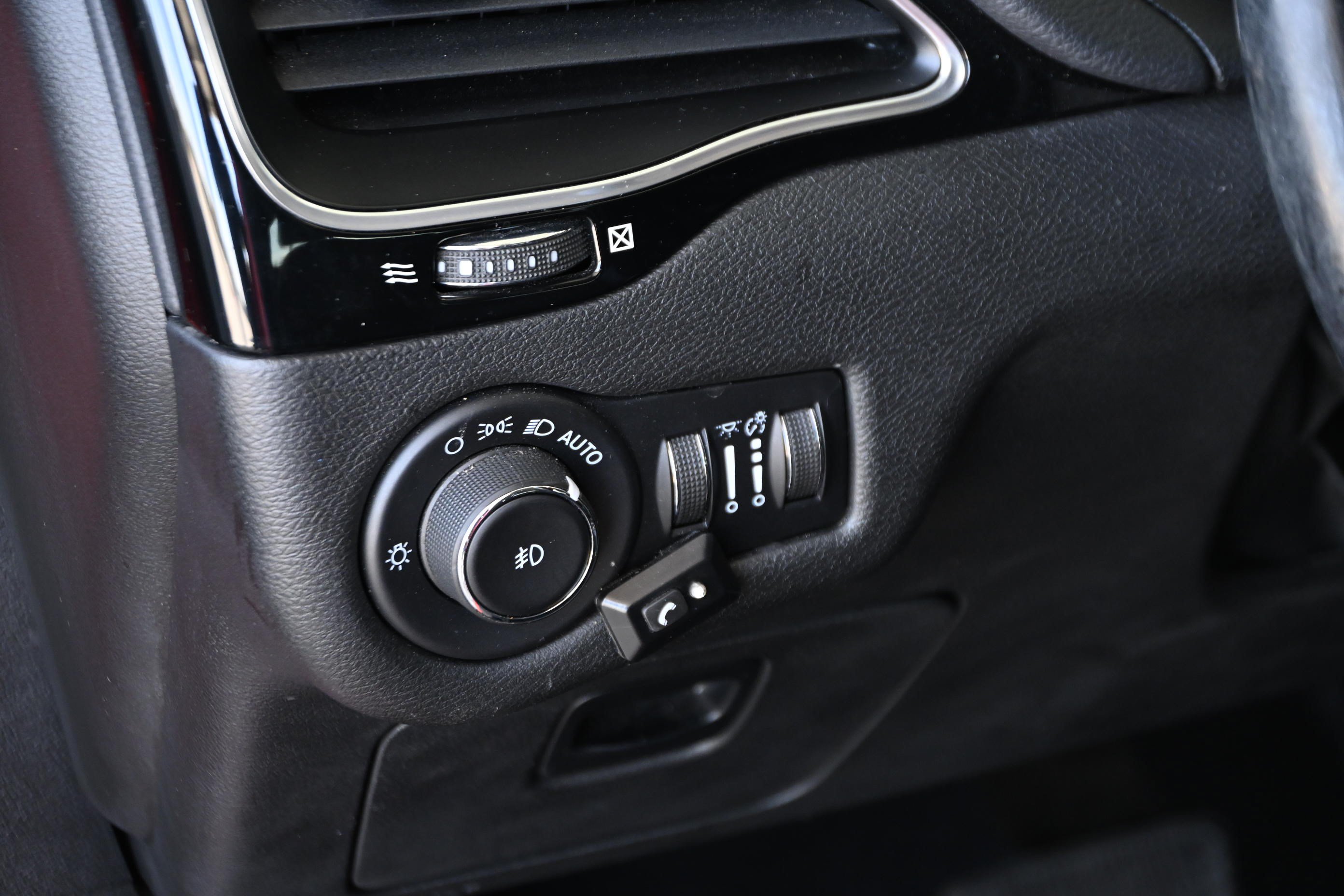 Used 2021 Jeep Cherokee Latitude Plus FWD image 25