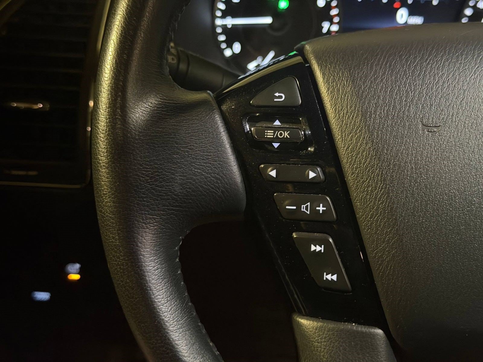 Used 2022 Nissan Armada SL w/ Midnight Edition Package RWD image 14