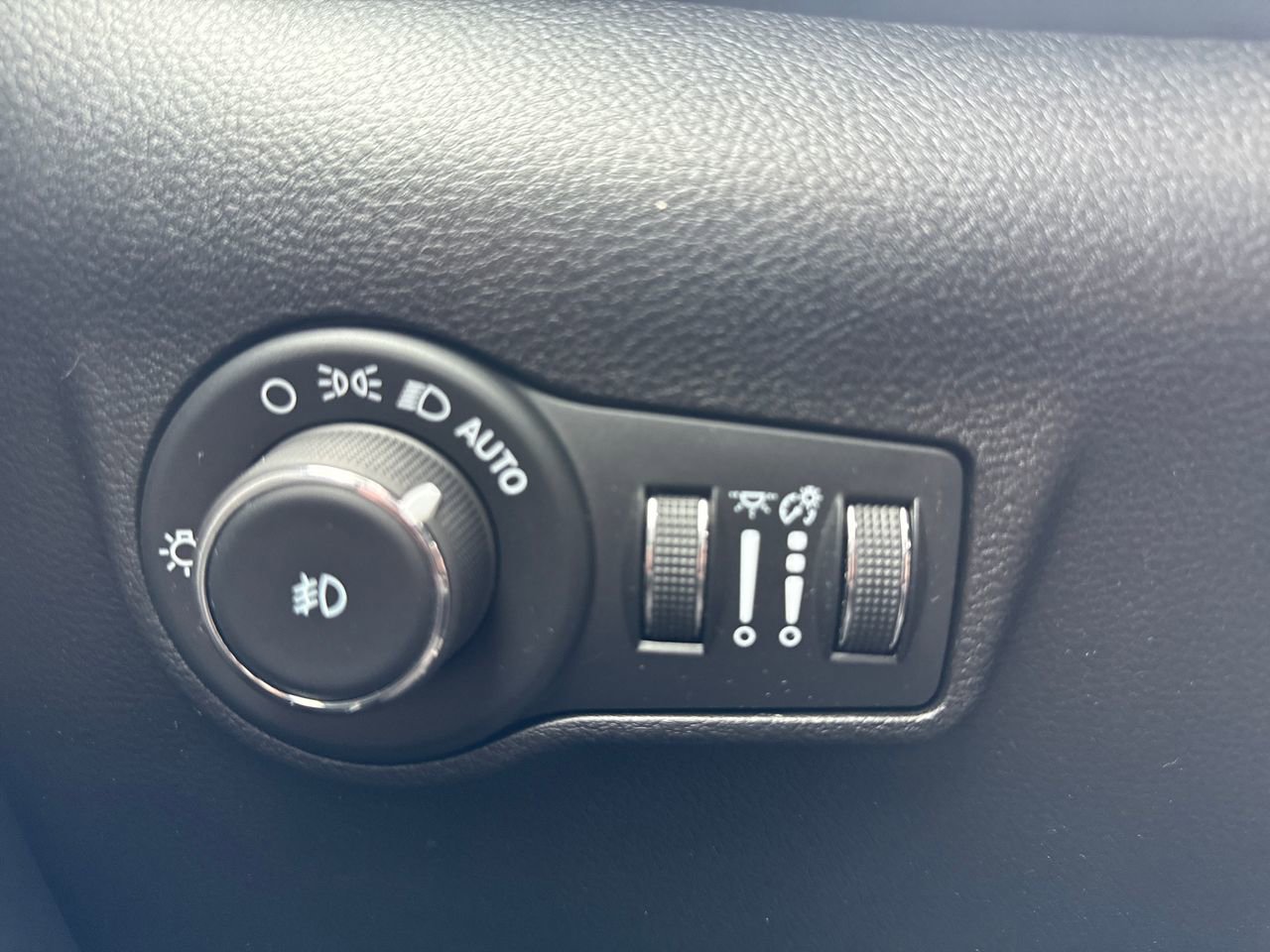 Used 2024 Jeep Compass Latitude w/ Sun and Sound Group image 18