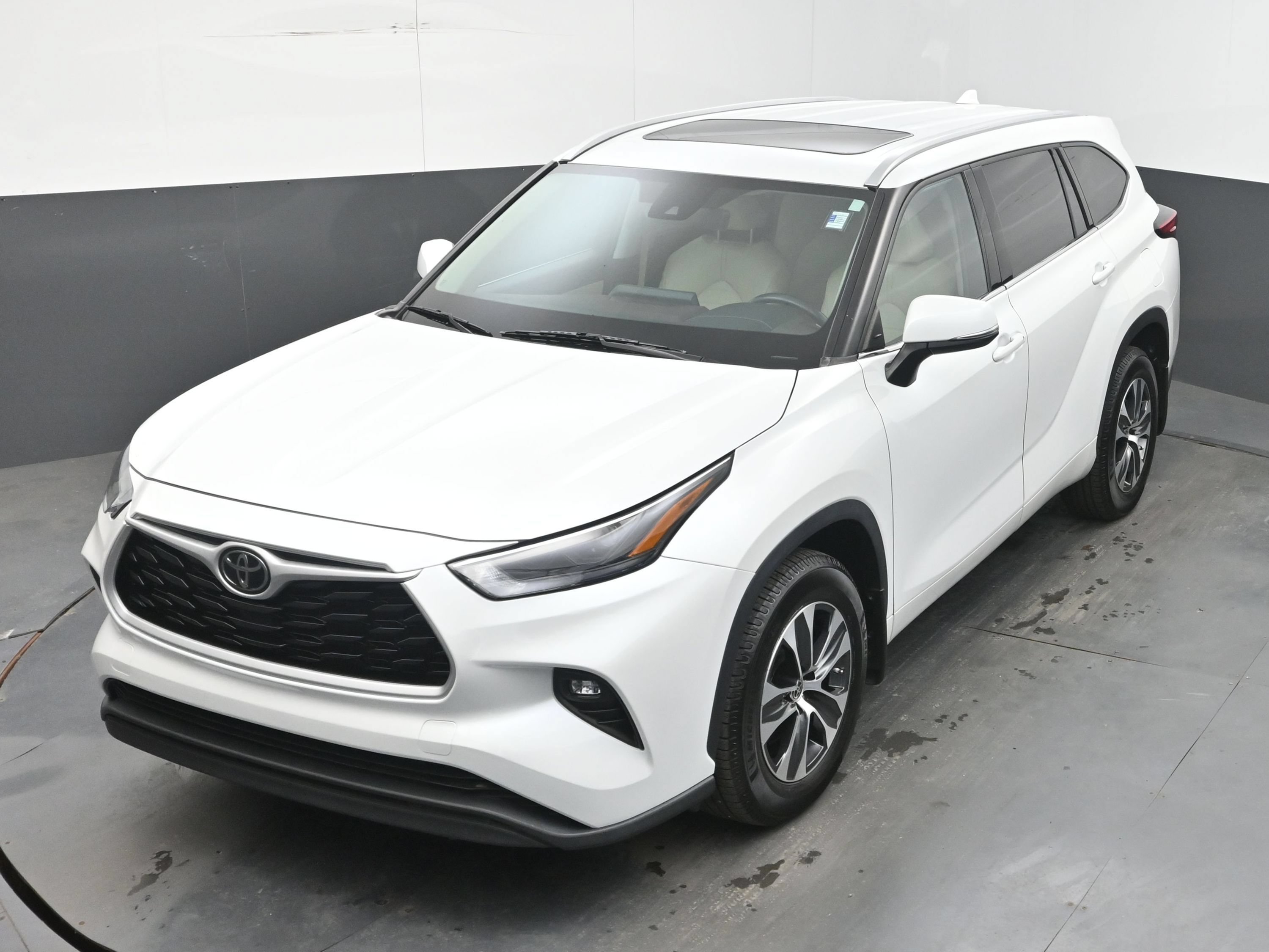 Used 2022 Toyota Highlander XLE AWD/4WD image 33