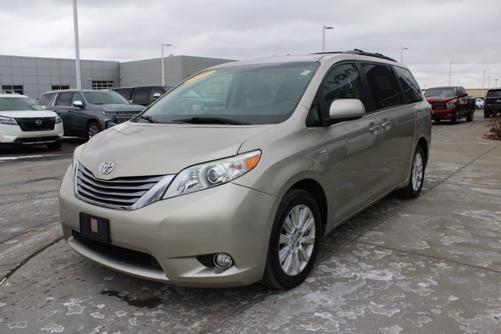 Used 2017 Toyota Sienna XLE Premium image 3