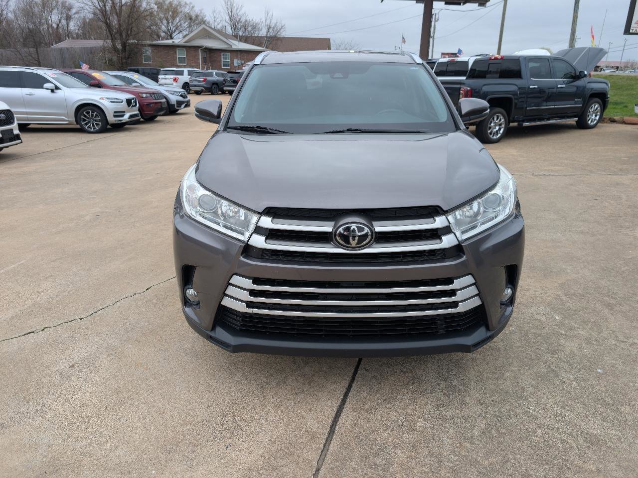 Used 2019 Toyota Highlander XLE AWD/4WD image 2