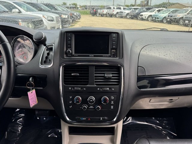 Used 2019 Dodge Grand Caravan SXT image 2