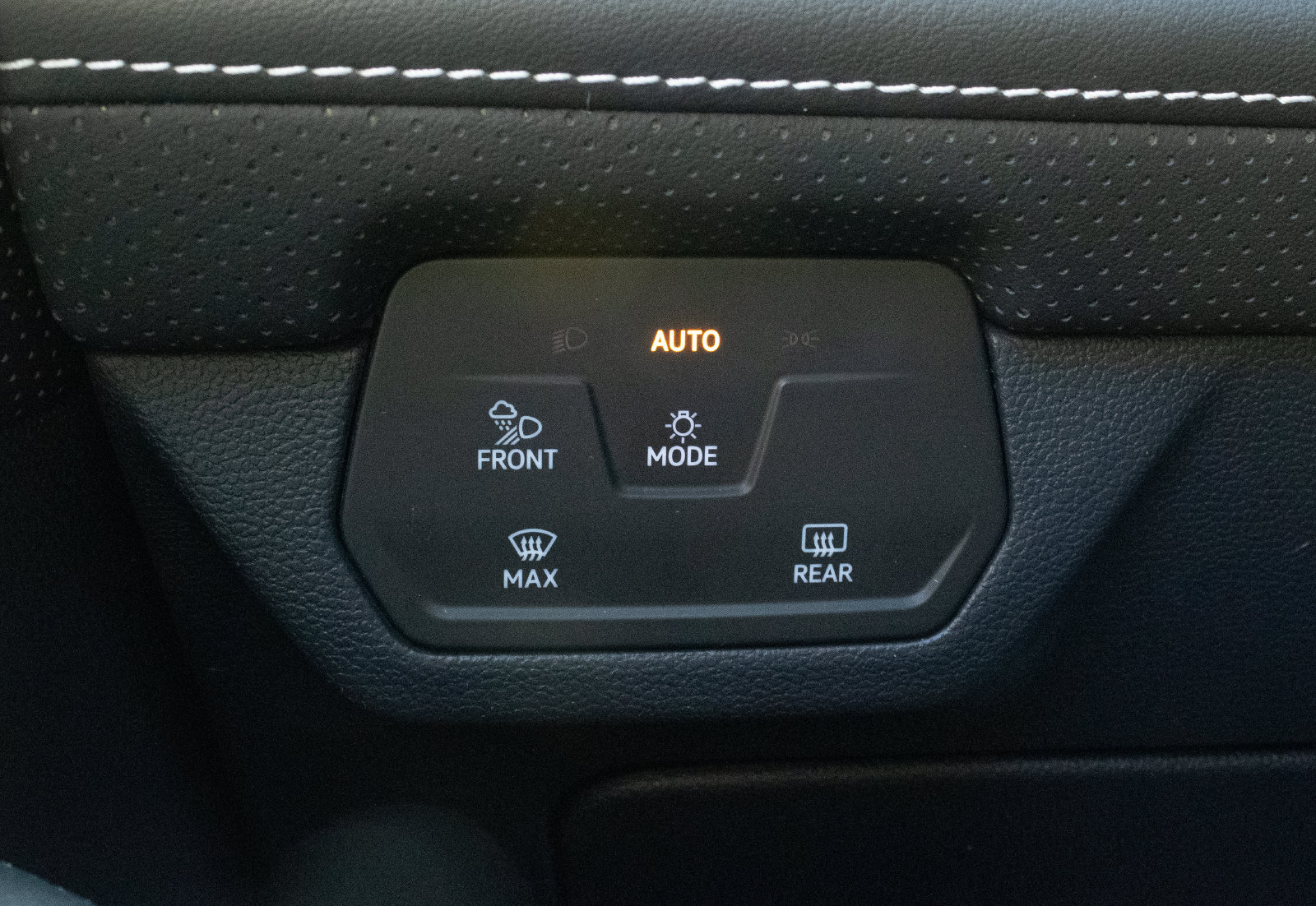 Used 2025 Volkswagen Atlas SE AWD/4WD image 19