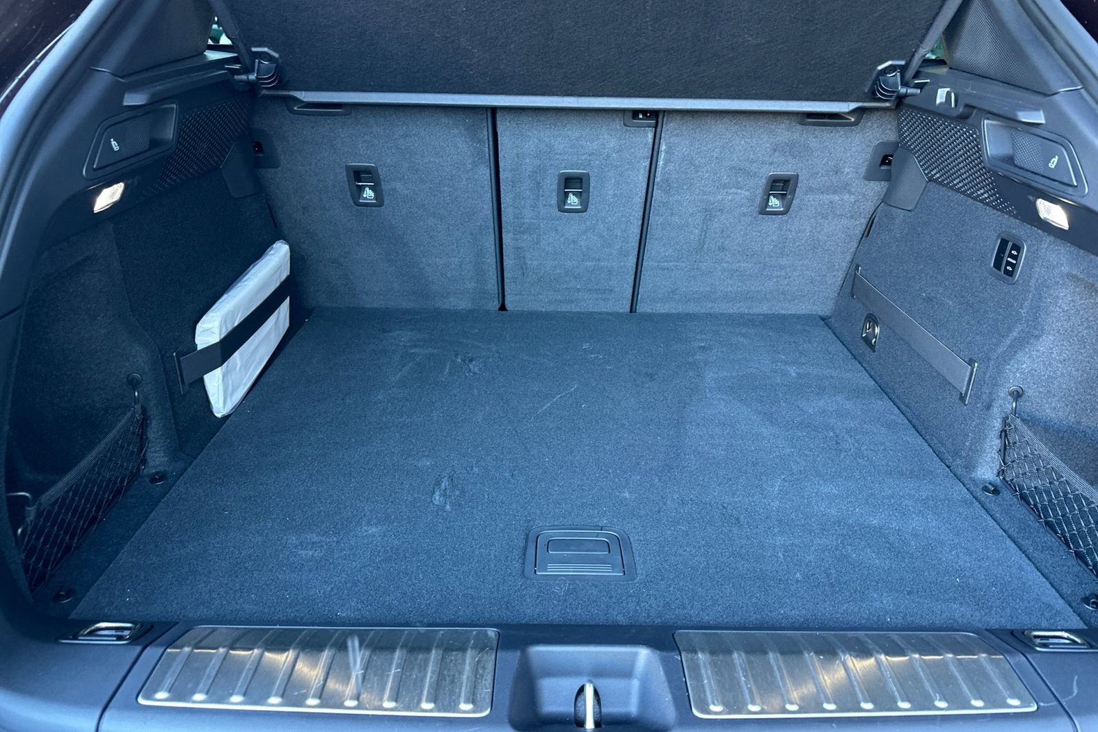 Certified 2025 Porsche Macan 4 Electric image 17