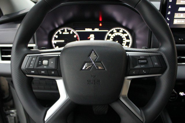 New 2025 Mitsubishi Outlander ES image 8