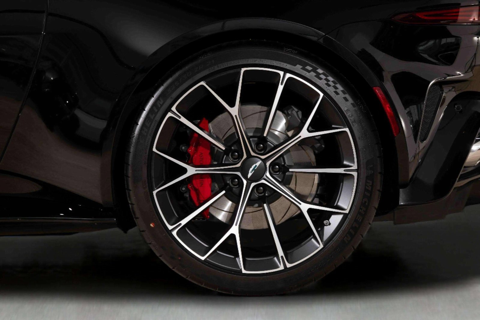 New 2025 Aston Martin V8 Vantage Coupe image 4