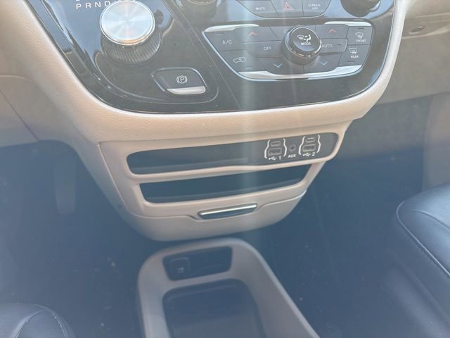 Used 2024 Chrysler Pacifica Touring-L image 17