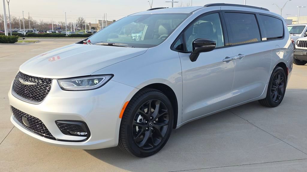 New 2026 Chrysler Pacifica Limited w/ S Appearance Package image 1