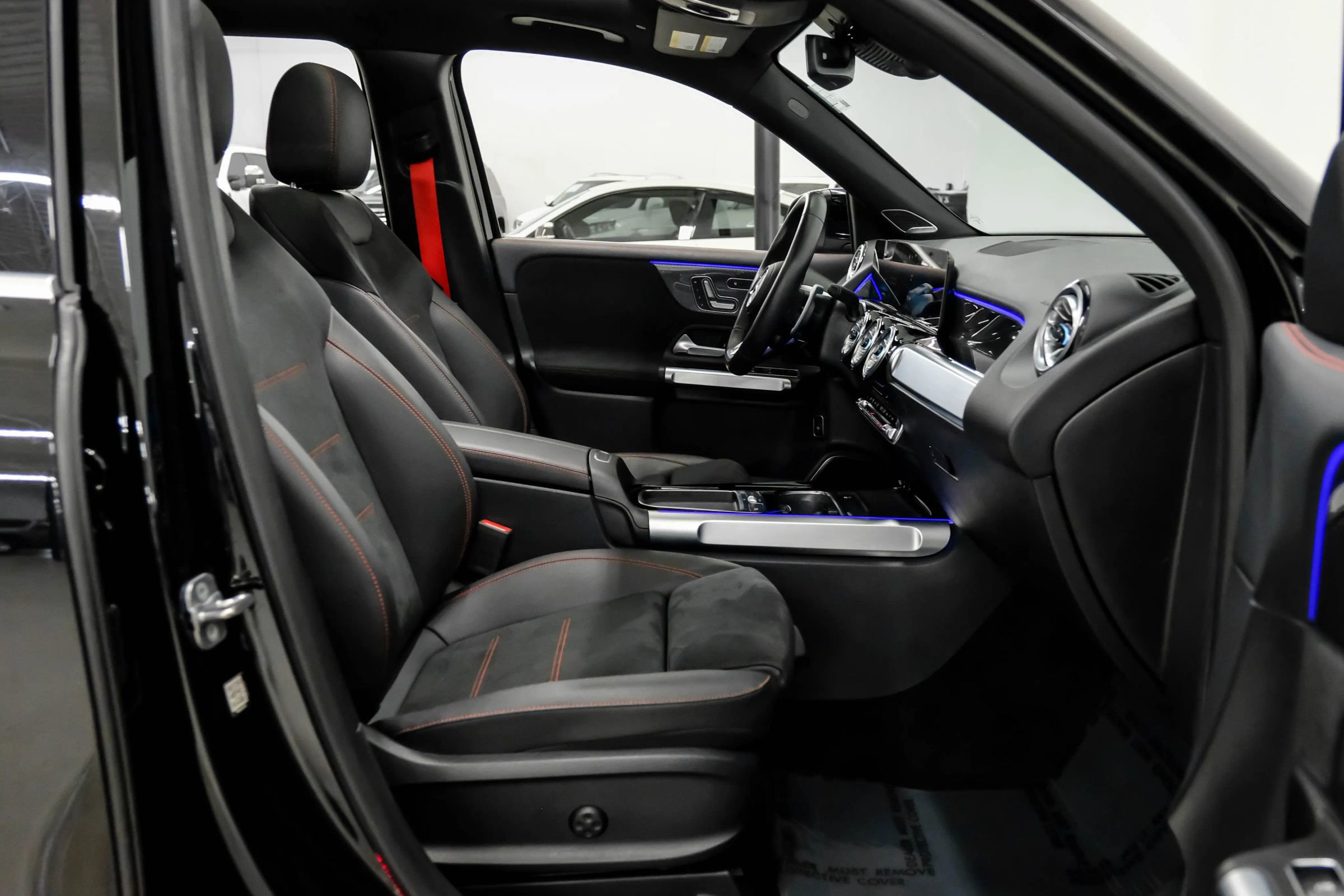 Used 2024 Mercedes-Benz GLB 35 AMG 4MATIC image 32