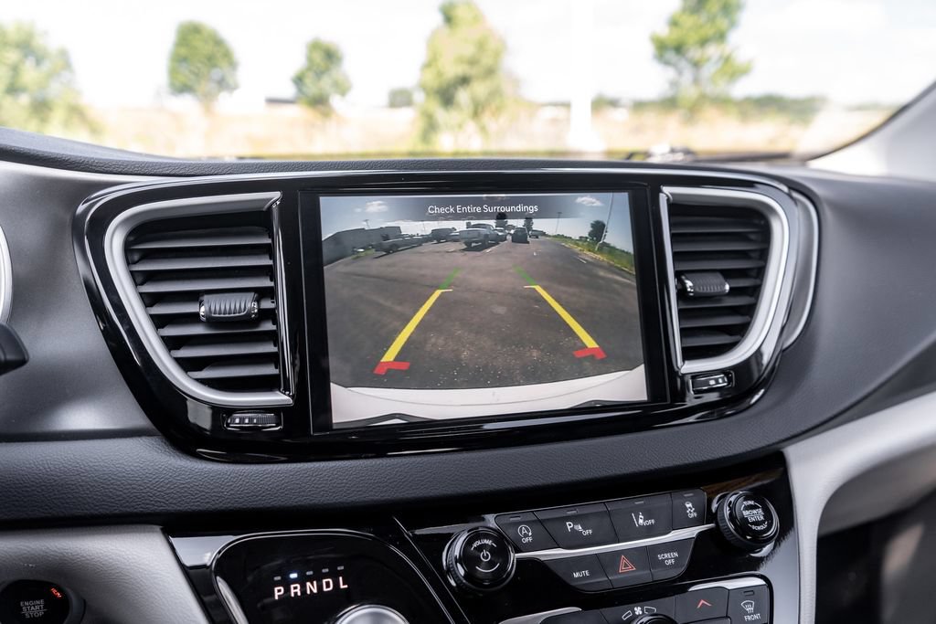 Used 2024 Chrysler Pacifica Touring-L FWD image 31