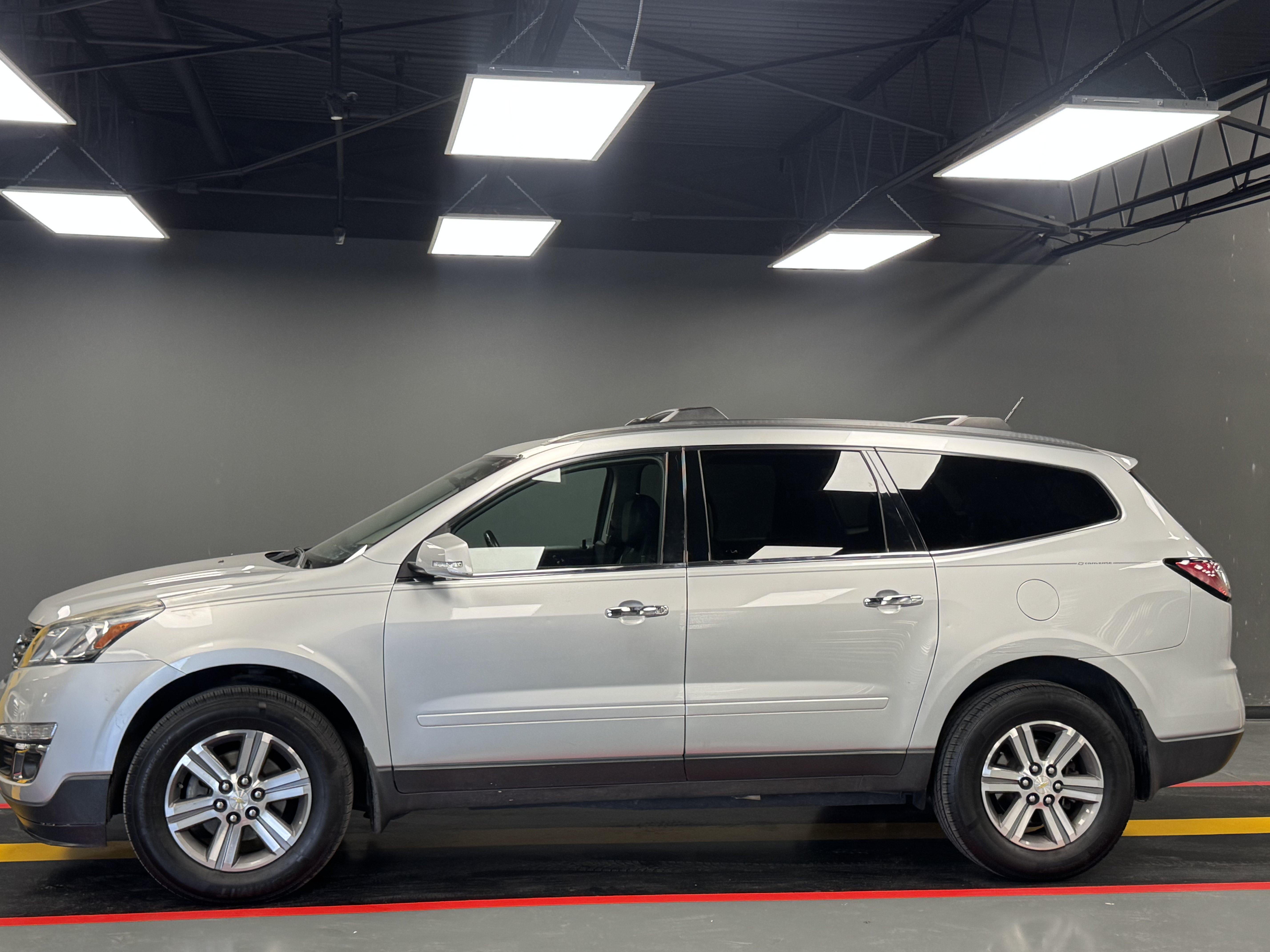 Used 2015 Chevrolet Traverse LT FWD image 3