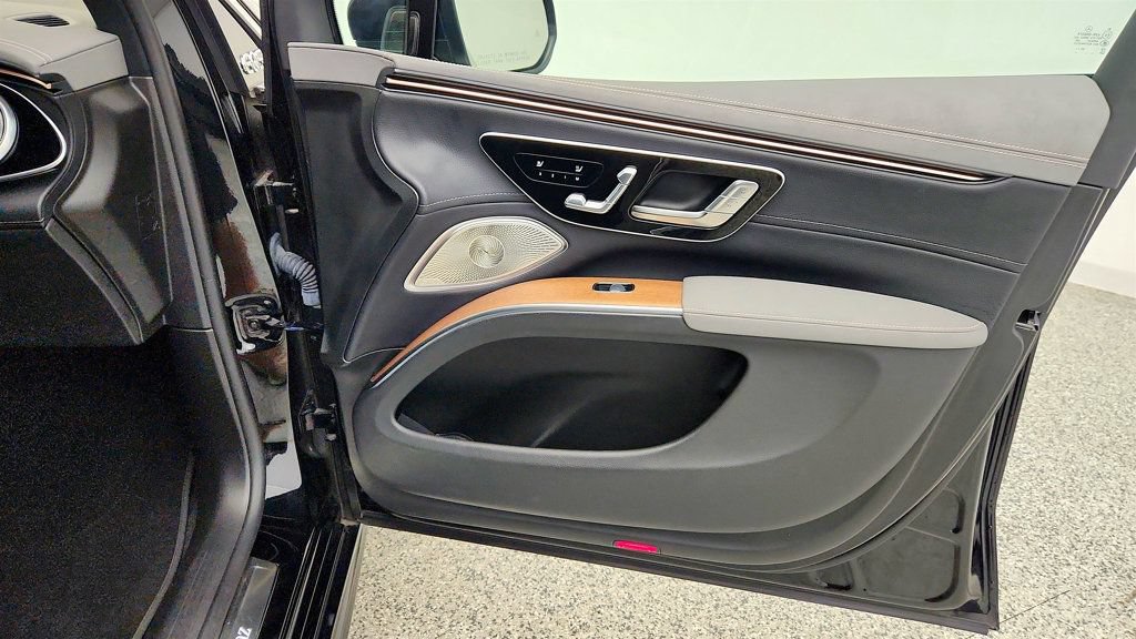 Used 2023 Mercedes-Benz EQS 580 4MATIC SUV w/ Acoustic Comfort Package image 26