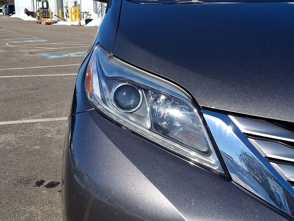 Used 2017 Toyota Sienna Limited image 12