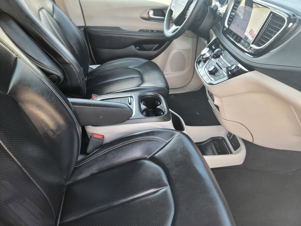 Certified 2023 Chrysler Pacifica Touring-L image 22